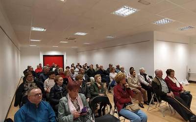 Dozenaka lagun elkartu ziren atzo 'Zahartzaroaz solasean' saioan
