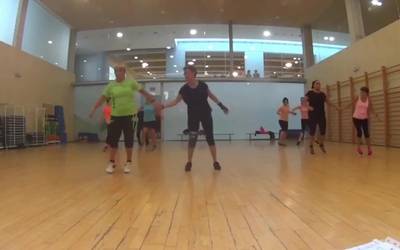 Emakumeen kontrako indarkeria salatzeko flashmob-aren koreografia entsaiatzeko aukera dago