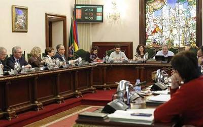 Navarra Suma batzordeetako eskaerei erantzutera behartu du udal idazkariaren txosten batek
