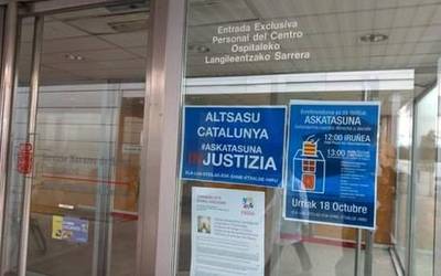 Navarra Suma haserre, Ospitale Gunean Altsasuko gazteen aldeko kartelak jarri dituztelako