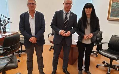 Ikasleen euskarazko ahozko adierazpena hobetzeko hitzarmena sinatu dute Hezkuntzak eta AEK-k