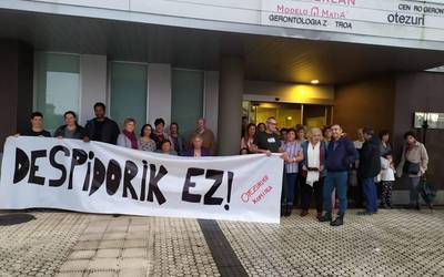 Langile baten kaleratzea salatzeko, elkarretaratzea egin dute Otezuri egoitzan