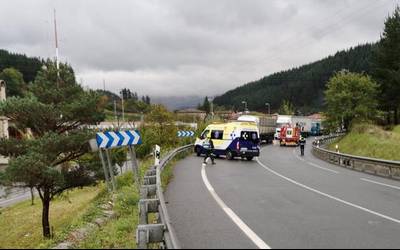 Auto batek istripua izan du Zubillagan, Arrasateko noranzkoan