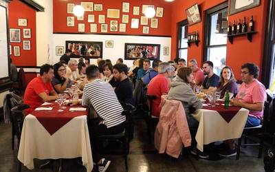 Ateneoan, liburutegi bihurtu den antzokian