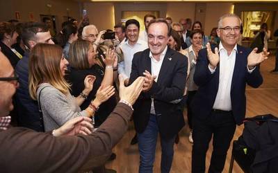 Maiak atzera egin du: orain dio gehiengoari men egingo diola, baldin eta dietak kentzeko eskatzen badio