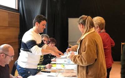 Boto-emaileak hauteslekuetara joatea, igandeko lehen erronka