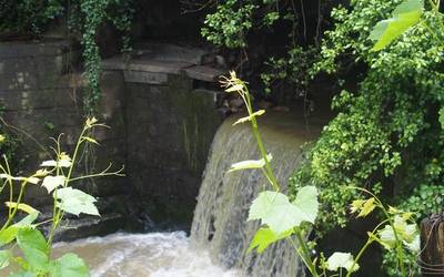 Antiguako presa, konponduta; errota, aldiz, konpontzeke