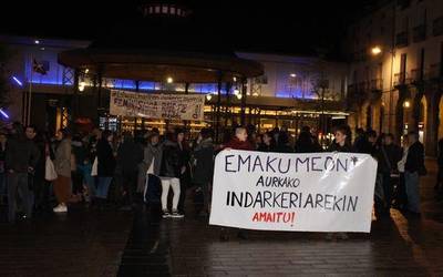 Emakumeen kontrako indarkeriarekin bukatzeko eskatuz plazaratu dira, beste behin