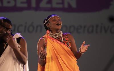 Ugandako doinuek kolore afrikarra eman diote Amaia antzokiari