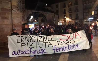 [BIDEOA] Manifestazio eta lapiko jotze jendetsua egin dute Durangon martitzeneko sexu erasoa gaitzesteko