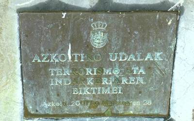 Oroimenaren Egunaren harira, elkarretaratze isila egin dute Azkoitian