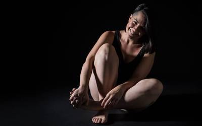 Ines Osinaga Soraluzen, bakarka eta biluzik soinua eta makinak hartuta