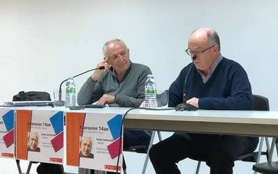 Dozenaka lagun bildu ziren atzo Anjel Lertxundik eskainitako hitzaldian