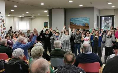 Floreagako ikasleek kantuan jarri dituzte San Joseko egoiliarrak