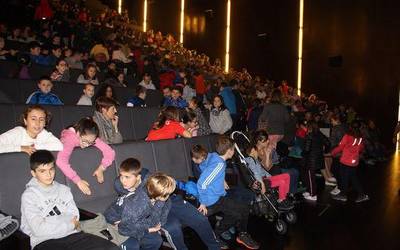Antzerki eskolen topaketak egiten ari dira Soreasun