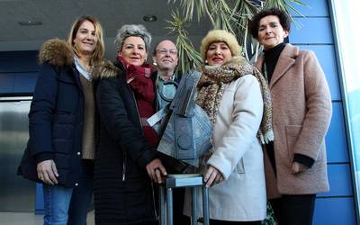 Alfredo Monreal zenak eginiko eskultura oparitu dio sendiak Meka ikastetxeari