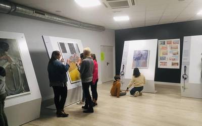 “Ukitzeko Artea” erakusketa ikusgai dago Ikastolako aretoan