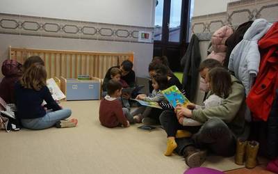 Liburu artean murgilduta