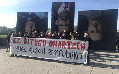 Espainiako erregearen aurkako eta euskal errepublikaren aldeko elkarretaratzea Iruñean