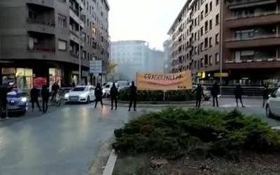 [BIDEOA]: Azken erasoen aurrean kaleak hartu dituzte feministek Durangon