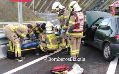 Auto istripua izan da Atxondotik Elorriorako bidean, eta gidari bat Galdakaoko ospitalera eraman dute