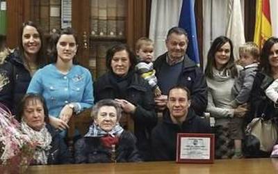 Sunbillako ohorezko alkate izendatu dute Isabel Inda 100 urterekin