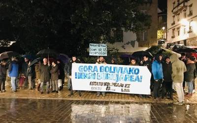 Boliviako estatu kolpea salatzeko elkarretaratzea egin dute herritarrek