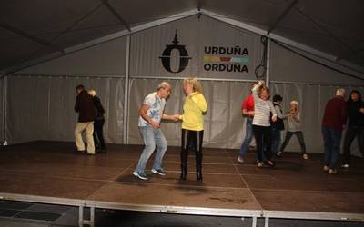 Swing doinu eta dantzek hartu zuten Foru plaza eguerdian