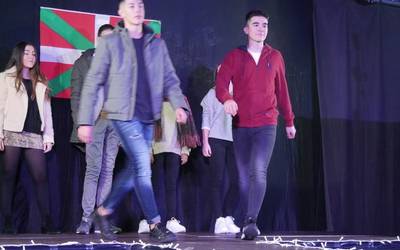 Moda desfilea egin dute Laudio Ikastolako ikasleek, ikasbidaiarako dirua biltzeko
