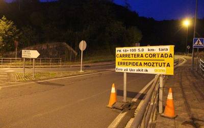 Azpeitia eta Errezil arteko errepidea itxi dute, bide zati bat hondoratu egin delako