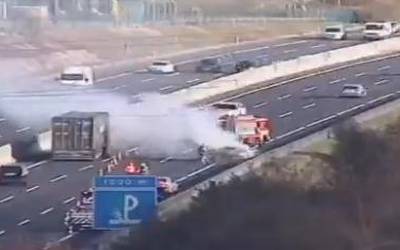 Auto pilaketak daude A-8 autopistan, Donostiarako noranzkoan, auto batek su hartu ostean