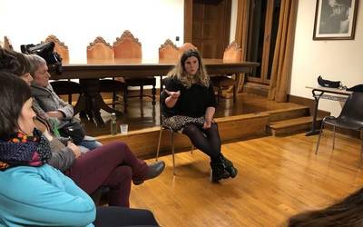 Jone Zalduegi: "Zaintzarik gabe dabiltza umeak mundu digitalean"