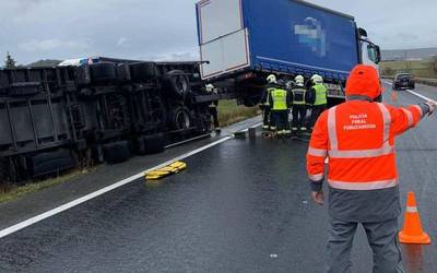 A-15 autobidea itxita dago Tebasen, kamioi baten istripuagatik