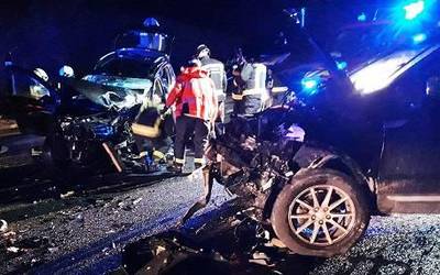 Bi pertsona hil dira Ostitzen, auto istripu batean