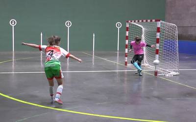 Tolosala K.E.-k lehen aldiz areto futboleko nesken taldea atera du
