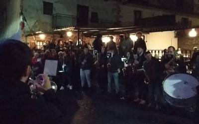 Eguraldi txarrari aurpegi ona erakutsi diote Berako musikari eta kantariek Santa Zezilia Egunean
