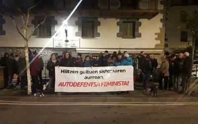 Autodefentsa feministarako deia egin zuten Lopenean bildutako 40 lagun inguruk