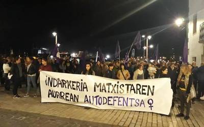 Indarkeria matxistaren aurkako elkarretaratzea egin dute, Saregileen plazan