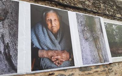 Artziniegako eguneroko hizpide Belen Cerezok herrian zehar egindako argazki erakusketan