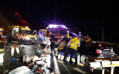 Bi zauritu larri Luiaondon, auto baten eta furgoneta baten arteko talkaren ondorioz