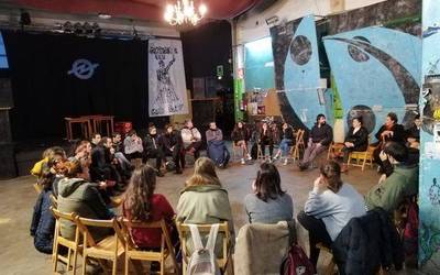 Zaintza nahiz garbiketa lanetan ibiltzen diren emakume langile egoiliarren esperientziak izan dituzte hizpide Gaztetxean