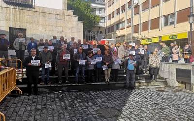 Pentsiodunak plazan bildu dira "pentsio duinak" eskatzeko
