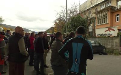 Arcelor Mittaleko bulegoen aurrean bildu dira, errelebo kontratua aplikatzeko eskatuz