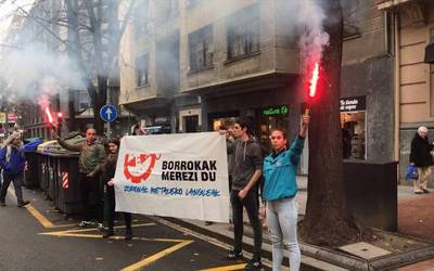 Hezkuntza-sistema propio baten alde greba egin zuten atzo Uribe Kostako ikasleek