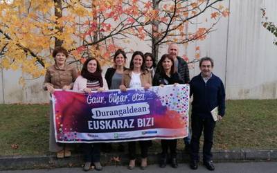 Euskara 365 egunez erabiltzera bultzatuko duen "ikur bateratua" eskegiko dute Durangaldeko hainbat udaletxetan