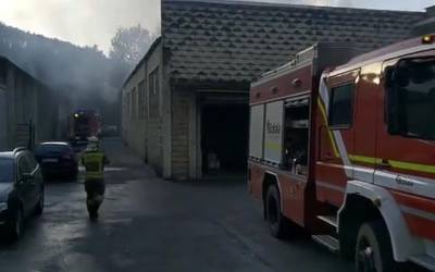 Sutea piztu da Mallabiako Goitondo poligonoko enpresa baten kanpoaldean