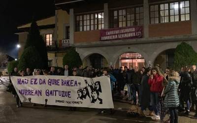 Elkarretaratze zaratatsua egin dute Zaldibarren azken eraso sexista salatzeko