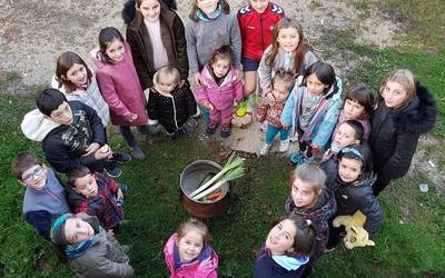 Aresoko haurrak TTIPI-TTAPArako modelo lanetan ibili dira