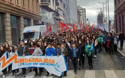 Ikasleak kalera atera dira hezkuntza sistema propioa eskatzeko