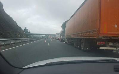 Istripua izan da AP8 errepidean, bi autok elkarren aurka talka eginda